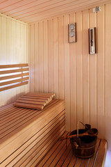 Sauna fińska wnętrze, wiadro, klepsydra, barometr.