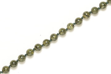 Зеленые бусы на белом фоне