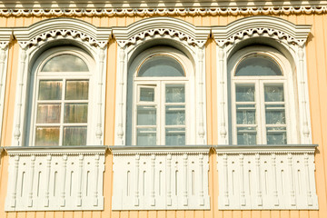 Резные окна старинного дома. Коломна