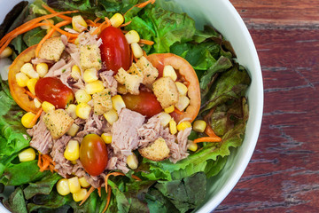 Salad with fresh tuna