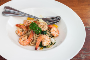 Fototapeta na wymiar Spaghetti basil sauce with boiled shrimp