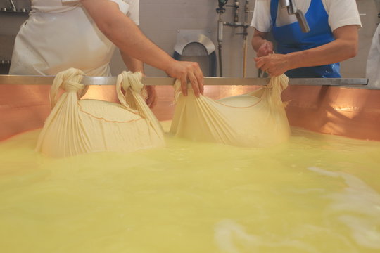 preparazione parmigiano reggiano formaggio tipico emiliano