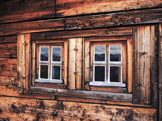 Fototapeta na wymiar 2 Holzfenster - 2 wooden windows