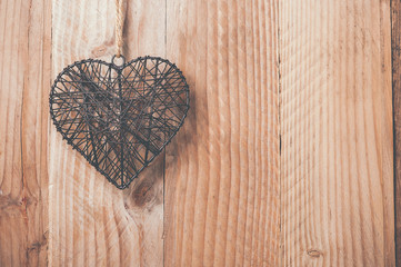 Coeur en métal sur bois