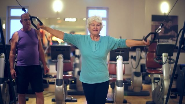 Seniorin trainiert Bauchmuseln im Fitness Club