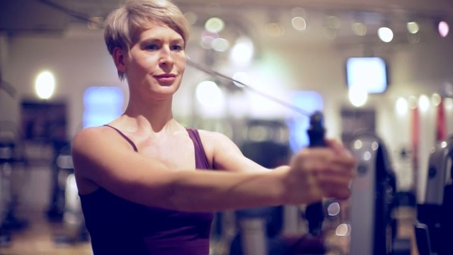 Junge Frau im Fitnessstudio trainiert Bauchmuskeln