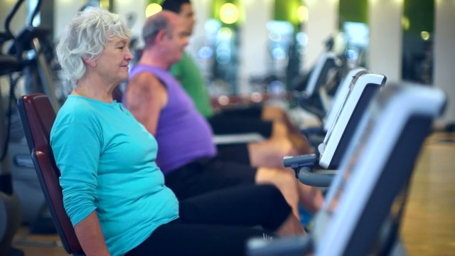 Senioren beim Spinning auf Fitness bike als Sport