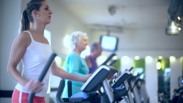 Gruppe mit Senioren auf Stepper im Fitnessstudio