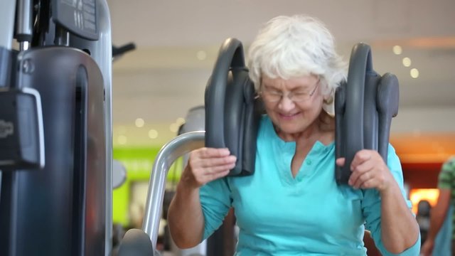 &Auml;ltere Senior Frau bei Bauchtraining im Fitness Club