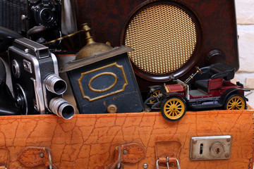 Antike Sachen im Koffer, Oldtimer,Mühle,Kamera