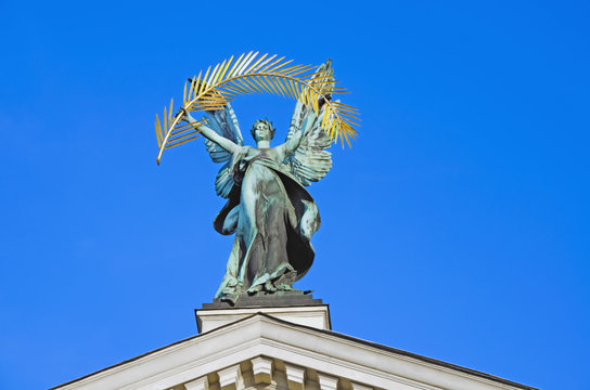 Скульптура "Слава" на крыше театра Оперы и балета во Львове