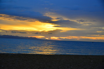 Naklejka premium Sunset in gold