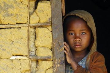 Fototapeta Madagascar-shy and poor african girl with headkerchief obraz