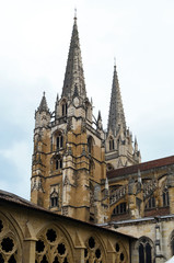 Fototapeta na wymiar Clocher de la cathédrale de Bayonne