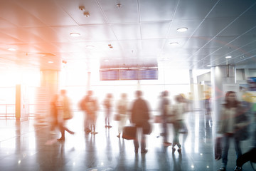 wazig passagiers kijken naar luchthavenschema op zonnige dag