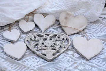 Fototapeten metalen hart met houten hartjes op transparante stof © trinetuzun