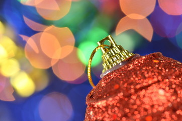 dekoracja bożonarodzeniowa, kolorowa bombka na tle bokeh © Darios