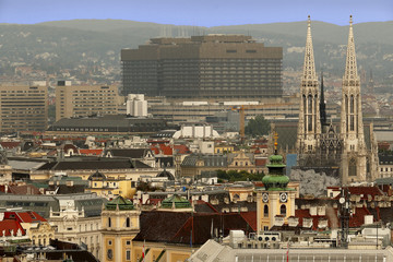 Wien von oben, Blick auf Votivkirche und AKH