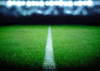Foto op Plexiglas voetbalveld en de felle lichten © twobee