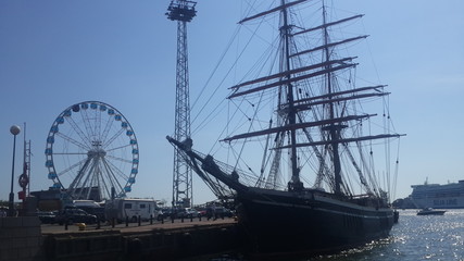 Naklejka premium Ferris wheel and ship in Helsinki