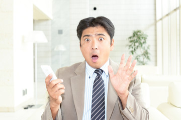 驚いた表情のビジネスマン
