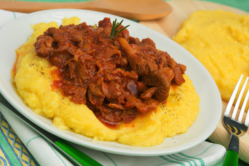 Polenta con sugo di funghi