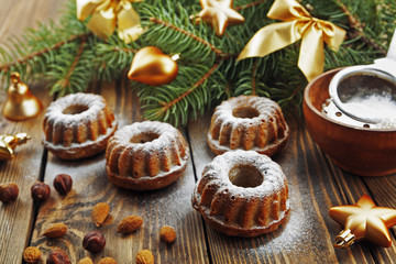 Cupcakes with powdered sugar