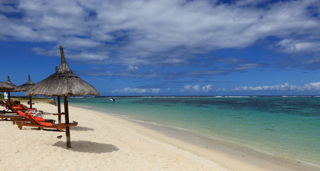 lagon bleu et plage de l'île maurice