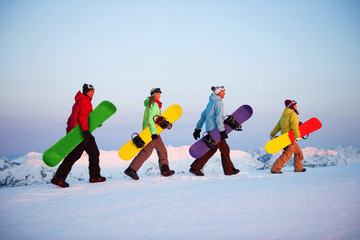 Group of snowboarders on top of the mountain - obrazy, fototapety, plakaty