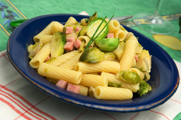 Rigatoni con verdure e prosciutto cotto