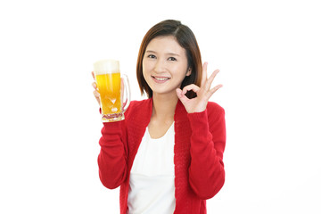 ビールを飲む女性 © Liza5450
