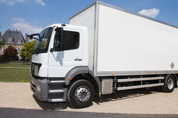 Camion blanc en livraison de marchandise