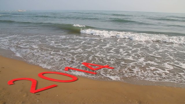 Anno nuovo 2015 con onde mare e spiaggia