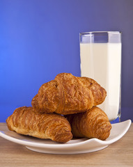 glass of milk with croissants