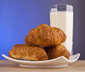 glass of milk with croissants