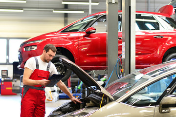 Mechaniker in Autowerkstatt // Mechanic in auto repair shop