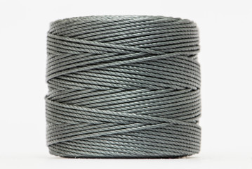 Rocchetto di filo grigio