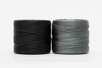 Rocchetto di filo grigio e nero