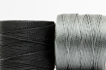 Rocchetto di filo grigio e nero