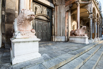 Duomo of Cremona - entrance sculptures