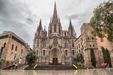 Obraz premium Katedra w Barcelonie, znajdująca się w Dzielnicy Gotyckiej