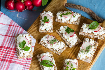 Knäckebrot mit Hüttenkäse Radieschen und Kräutern