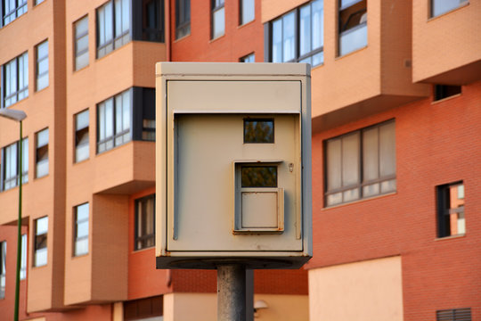 radar de control de velocidad en una ciudad
