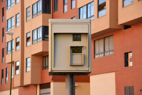 radar de control de velocidad en una calle
