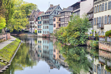 Fototapeta na wymiar Colorful traditional houses reflecting in river in Strasbourg