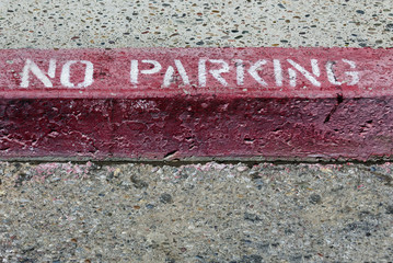 Parkverbot an einem Bordstein