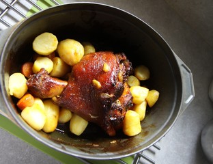 jarret de porc roti en cocotte et pommes de terre