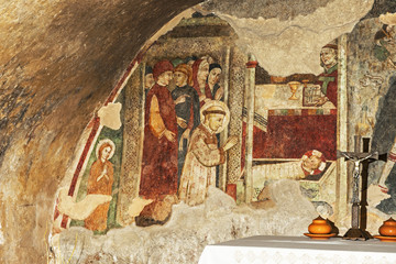 Franz von Assisi verehrt das Jesuskind, Fresko in Greccio, Italien