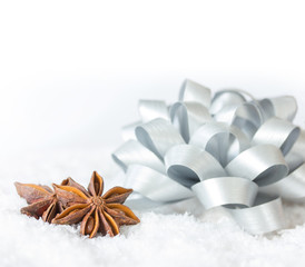 Sternanis mit Geschenkschleife
