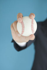 野球のボールを持つビジネスマンの手